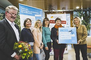 Die Th&uuml;ringer Mehrkindfamilienkarte wurde von Frau Ministerin Susanna Karawanskij mit dem Th&uuml;ringer Demografiepreis 2022 Heimat:Th&uuml;ringen! ausgezeichnet