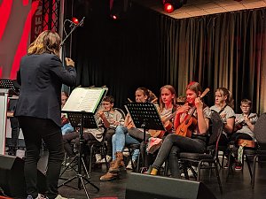 Die Sch&uuml;ler der Franzbergschule stimmten mit einer Darbietung aus ihrem Musikprojekt Ukulele trifft Popmusik" auf den Unternehmerabend ein