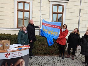 Vor dem Landratsamt Kyffh&auml;userkreis hissten Christin Nowak, Gleichstellungsbeauftragte der Stadt Sondershausen, B&uuml;rgermeister Steffen Grimm, Landr&auml;tin Antje Hochwind-Schneider und Constanze Gothe vom Frauenhaus in Sondershausen die Flagge gegen Gewalt an Frauen und M&auml;dchen.
