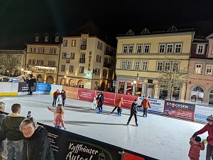 Bis in die Abendstunden war die Eisbahn am Rathaus Besuchermagnet