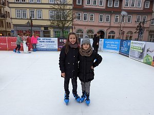 Heidi (li.) und Alina (re.) aus Sondershausen freuten sich &uuml;ber die Einladung zum kostenlosen Schlittschuhlaufen