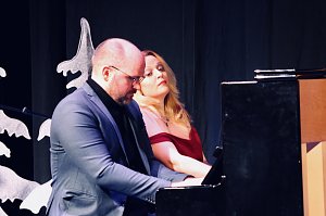 In Haus der Kunst in Sondershausen fand das vorletzte Weihnachtskonzert des Tenortrios Fellas, in diesem Jahr, vor ausverkauftem Haus statt. Am Klavier begleitete sie die bekannten Pianistin Rosalina Genchev 