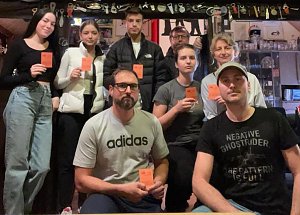 Alle neuen Heldrunger Nautrschwimmbad- Rettungsschwimmer nach bestandener Pr&uuml;fung: Von rechts nach links: hintere Reihe: Amy und Noe Balthasar, Magnus Sch&auml;ffer und der Ausbilder Peter Ke&szlig;ler, davor Maja und Eyleen Ru&szlig;land und kniend Stefan Ru&szlig;land und Jens Bergmann