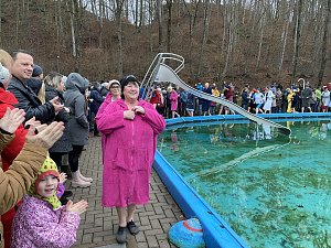 Anbaden im Neust&auml;dter Waldbad