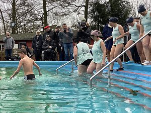 Anbaden im Neust&auml;dter Waldbad