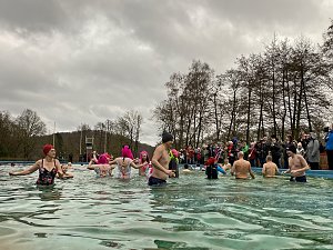 Anbaden im Neust&auml;dter Waldbad