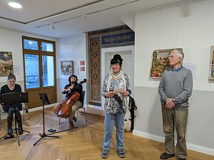 Nach der musikalischen Er&ouml;ffnung durch Maxi und Sebastian Hennemann, stellte Tura Jursa (Mitte) den Besuchern ihre Holzschnitzwerke vor.