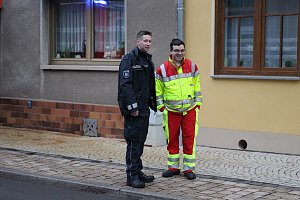 Nach dem erfolgreichen Einsatz bei einem Wohnungsbrand in Greu&szlig;en/ Neustadt sind die Azubis der Polizei und des Rettungsdienstes sichtlich erleichtert