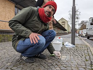 Philipp Steinkamp ist neuer Sammlungsleiter im Schlossmuseum Sondershausen und beteiligte sich an der Putzaktion der Stolpersteine