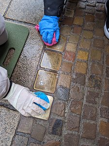 Engagierte Sch&uuml;lerinnen und Sch&uuml;ler reinigten am Tag des Gedenkens an die Opfer des Holocaust Stolpersteine in der Sondersh&auml;user Innenstadt