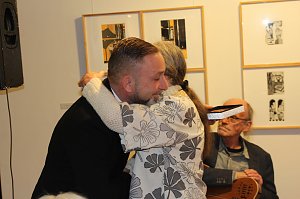 Sichtlich ber&uuml;hrt nahm die K&uuml;nstlerin Elisabeth Weidemann die Ehrung der Stadt Bad Langensalza aus den H&auml;nden von B&uuml;rgermeister Matthias Reinz entgegen
