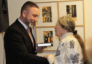 Sichtlich ber&uuml;hrt nahm die K&uuml;nstlerin Elisabeth Weidemann die Ehrung der Stadt Bad Langensalza aus den H&auml;nden von B&uuml;rgermeister Matthias Reinz entgegen