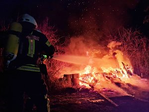 Feuerwehr beim L&ouml;schen an der Brandstelle