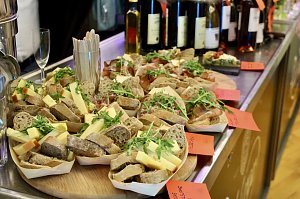 Ein Reiseb&uuml;ro und ein Restaurant hatten zu einem interessanten Abend in das Schl&ouml;sschen in Bad Langensalza geladen