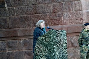 Vizepr&auml;sidentin des Th&uuml;ringer Landtags, Frau Doroteha Marx (SPD) spricht zur Verleihung des Fahnenbandes vor dem Kyffh&auml;user Denkmal