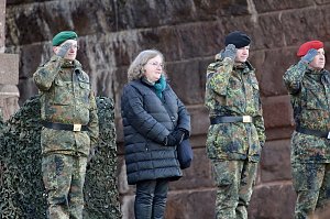 Verleihung des Fahnenbandes vor dem Kyffh&auml;user Denkmal