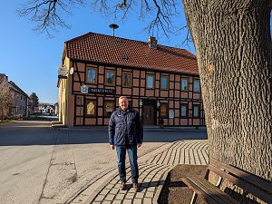 Steffen Kellermann ist seit 4 Jahren Ortsteilb&uuml;rgermeister in Berka und sch&auml;tzt den Zusammenhalt unter den Einwohnern. Hier vor dem Dorfkrug in Berka