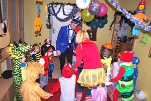 Sogar der echte Faschingsprinz vom ECV, Sebastian I., feierte mit beim Kinderfasching in der Kindervilla Bad Frankenhausen