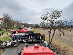 G&uuml;lletransporter auf B 86 umgekippt
