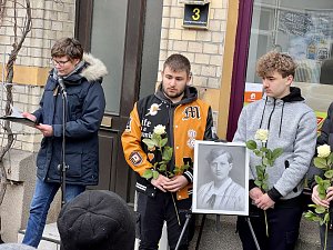 Neuer Stolperstein in der Landgrabenstra&szlig;e