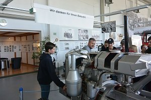 Junge Freunde alter Technik am IFA Museum Nordhausen