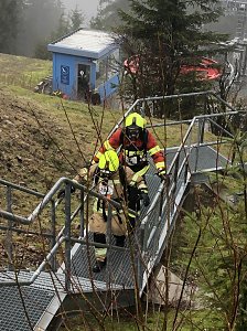 S&uuml;dharzer Feuerwehrleute beim 2. Oberhofer Treppenlauf