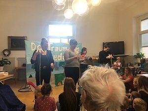 freudige &Uuml;berraschungen sowohl f&uuml;r die Kinder des  Kinderhauses in Gr&uuml;ningen, als auch f&uuml;r die Bewohner des Pflegeheimes Schloss  Sophie von K&uuml;hn und die G&auml;ste der Kurzzeitpflege St. Anna in Wei&szlig;ensee
