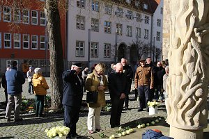 Gedenken vor dem Rathaus