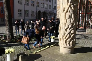 Gedenken vor dem Rathaus