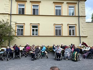 Auch der 20. Novalisritt endete wieder am Pflegeheim "Schloss Sophie von K&uuml;hn" in Gr&uuml;ningen 