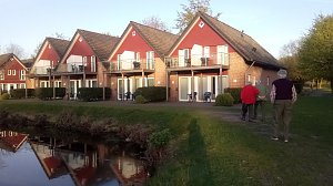 Harmonisch in die Landschaft f&uuml;gen sich die Ferienh&auml;user ein, in denen die Mitglieder der Reisegruppe n&auml;chtigten.