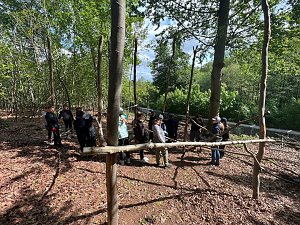 Sch&uuml;lerinnen und Sch&uuml;ler der 7. Klasse der Franzbergschule bauen ein neues Kletterger&uuml;st f&uuml;r die Kattas im Affenwald Strau&szlig;berg