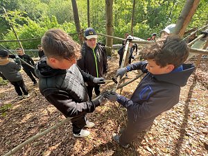 Sch&uuml;lerinnen und Sch&uuml;ler der 7. Klasse der Franzbergschule bauen ein neues Kletterger&uuml;st f&uuml;r die Kattas im Affenwald Strau&szlig;berg