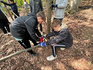 Sch&uuml;lerinnen und Sch&uuml;ler der 7. Klasse der Franzbergschule bauen ein neues Kletterger&uuml;st f&uuml;r die Kattas im Affenwald Strau&szlig;berg