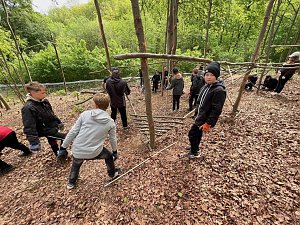 Sch&uuml;lerinnen und Sch&uuml;ler der 7. Klasse der Franzbergschule bauen ein neues Kletterger&uuml;st f&uuml;r die Kattas im Affenwald Strau&szlig;berg