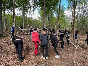 Sch&uuml;lerinnen und Sch&uuml;ler der 7. Klasse der Franzbergschule bauen ein neues Kletterger&uuml;st f&uuml;r die Kattas im Affenwald Strau&szlig;berg