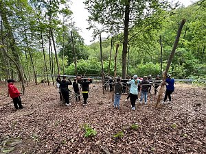 Sch&uuml;lerinnen und Sch&uuml;ler der 7. Klasse der Franzbergschule bauen ein neues Kletterger&uuml;st f&uuml;r die Kattas im Affenwald Strau&szlig;berg