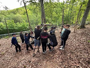 Sch&uuml;lerinnen und Sch&uuml;ler der 7. Klasse der Franzbergschule bauen ein neues Kletterger&uuml;st f&uuml;r die Kattas im Affenwald Strau&szlig;berg