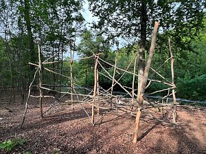 Sch&uuml;lerinnen und Sch&uuml;ler der 7. Klasse der Franzbergschule bauen ein neues Kletterger&uuml;st f&uuml;r die Kattas im Affenwald Strau&szlig;berg