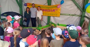 Mitglieder des F&ouml;rdervereins der Kindervilla Bad Frankenhausen  &uuml;berreichen Geschenke an die Kinder