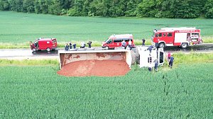 Unfall mit umgekipptem Sattelzug