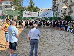 Freizeitturnier, 2 gegen 2 und 4 gegen 4 - insgesamt 120 Partien wurden beim 14. Stadtwerke-Beachcup ausgetragen