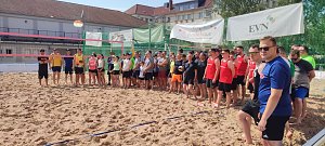 Freizeitturnier, 2 gegen 2 und 4 gegen 4 - insgesamt 120 Partien wurden beim 14. Stadtwerke-Beachcup ausgetragen