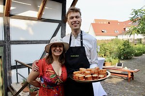 Kulinarische Gen&uuml;sse aus der Natur, stellte das Team "Wildrausch" seinen G&auml;sten im Garten des Apothekenmuseums in Bad Langensalza vor