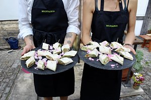 Kulinarische Gen&uuml;sse aus der Natur, stellte das Team "Wildrausch" seinen G&auml;sten im Garten des Apothekenmuseums in Bad Langensalza vor