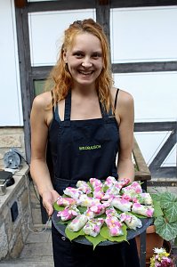 Kulinarische Gen&uuml;sse aus der Natur, stellte das Team "Wildrausch" seinen G&auml;sten im Garten des Apothekenmuseums in Bad Langensalza vor