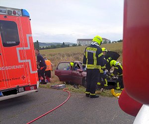 Drei junge M&auml;nner bei Unfall leicht verletzt