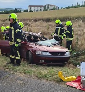 Drei junge M&auml;nner bei Unfall leicht verletzt