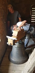 Neue Glocke in Elende aufgehangen