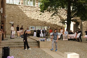 "Der V&ouml;lkermord geht weiter" - auf dem Rathausplatz kam heute die jesidische Gemeinschaft zusammen um an das Schicksal ihrer Glaubensgemeinschaft zu erinnern